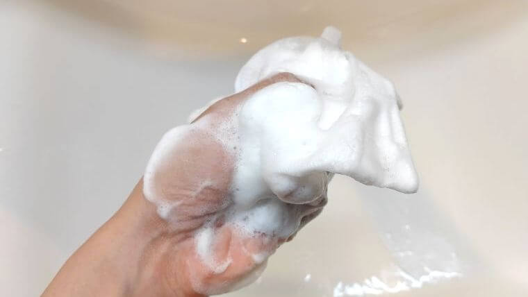 ラッシュ石鹸「みつばちマーチ」豊かな泡が立った写真