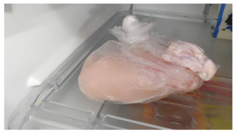 鶏むね肉を冷蔵庫で寝かせる写真